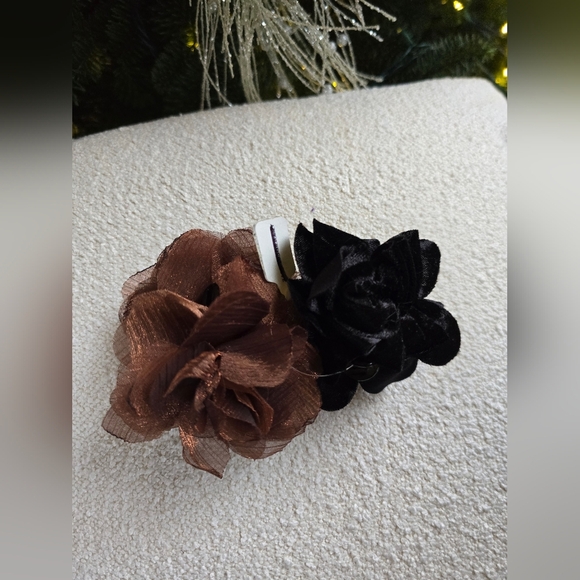 Anthropologie, Set of 2 Floral Hair Claw Clips, Brown/Black - Picture 1 of 7
